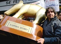 Valerio Staffelli con il suo Tapiro