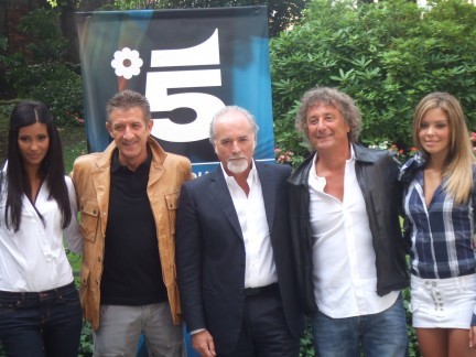 Il cast di Striscia 2008: Federica Nargi, Ezio Greggio, l'autore Antonio Ricci, Enzo Iacchetti e Costanza Caracciolo