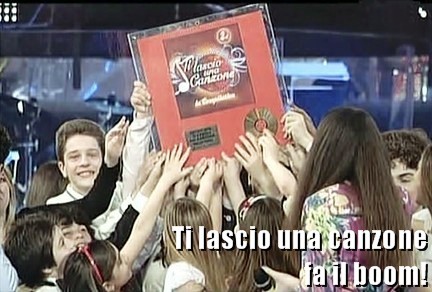 Ti lascio una canzone fa il boom! I ragazzi si coccolano il disco d'oro conquistato